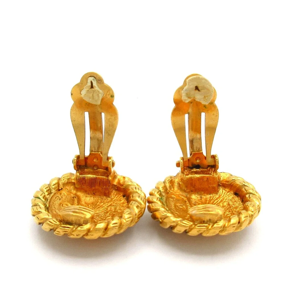 Chanel coco clip